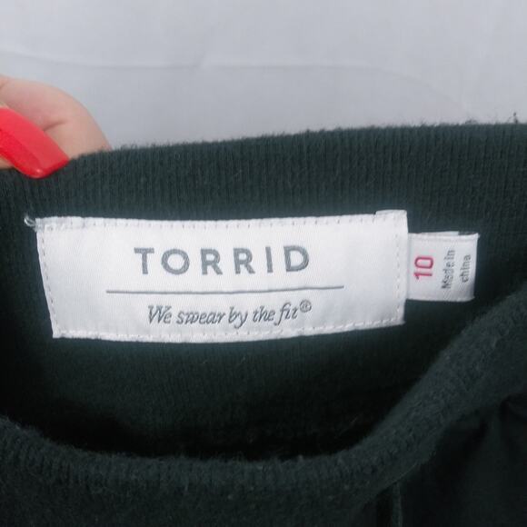 TORRID BLACK STRETCH POPLIN RUCHED CROP PANTS CASUAL ATHLETIC SIZE 10 - Picture 5 of 7